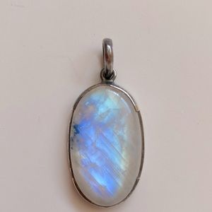 Sterling Silver pendant with beautiful moonstone